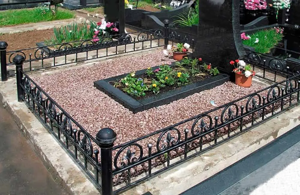 вариант посадки цветов в цветнике могилы