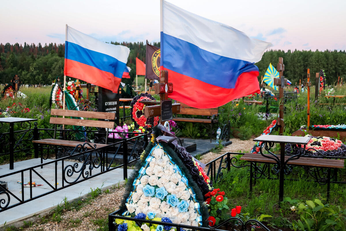 флаг России на могиле военного участника СВО флаг России на могиле военного участника СВО
