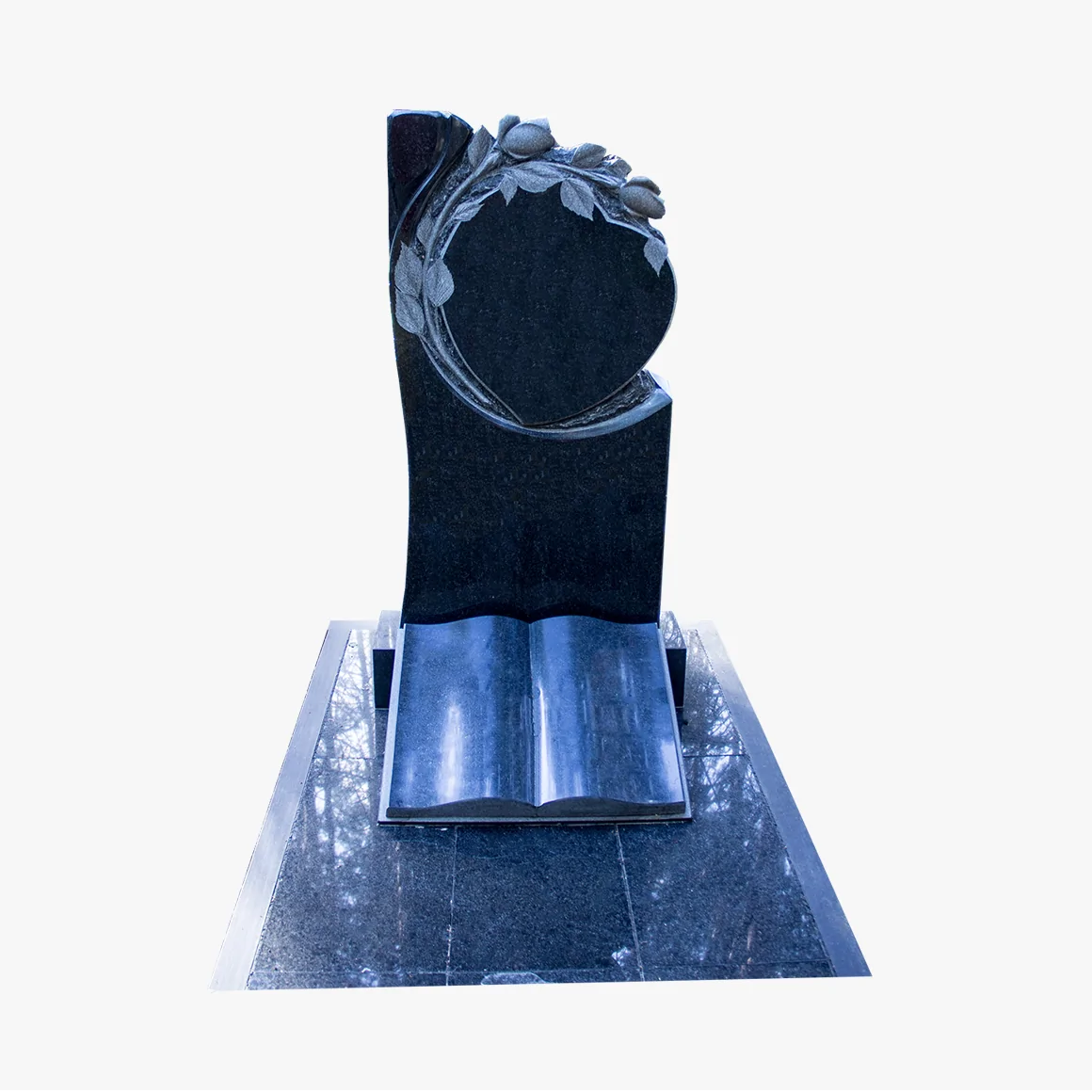 памятник из гранита на могиле в форме сердца с розами и книгой у основания